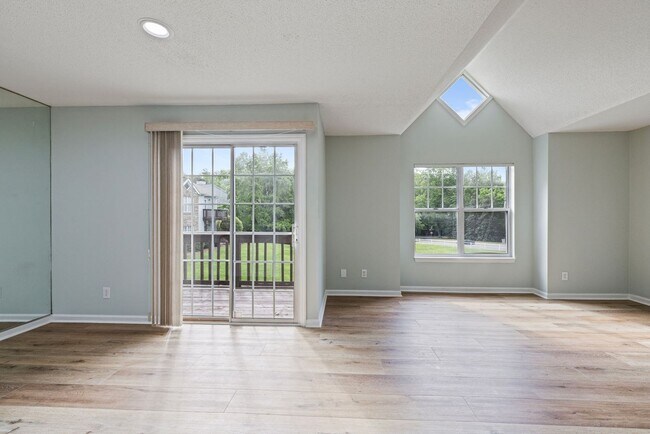 Foto del edificio - 1 BR unit, 1 Bath available now