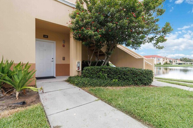 Building Photo - Beautiful, updated 2/2 unit with water vie...