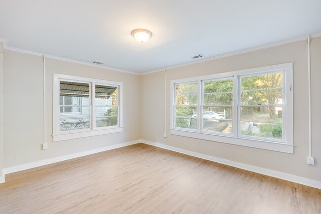 Building Photo - Bright 2 Bedroom Apartment Unit A