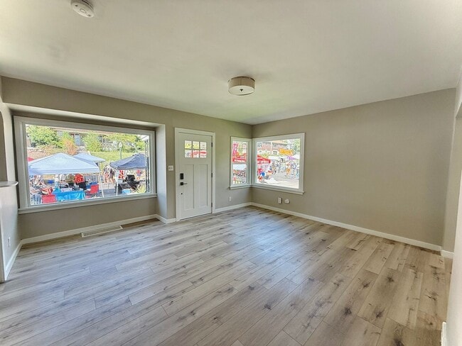 Building Photo - Avenues Home Available Now