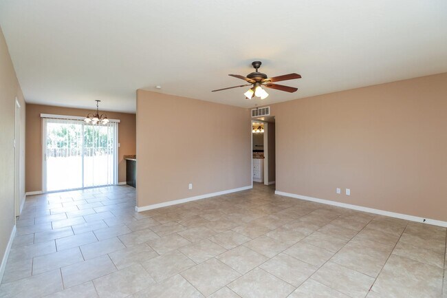 Foto del edificio - 5310 E Cambridge Ave