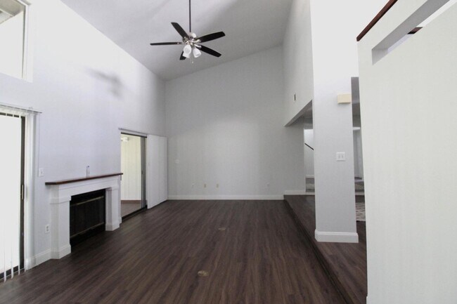 Building Photo - 3 Bedroom Townhouse in Gleneagles Community of Bluewater Bay!