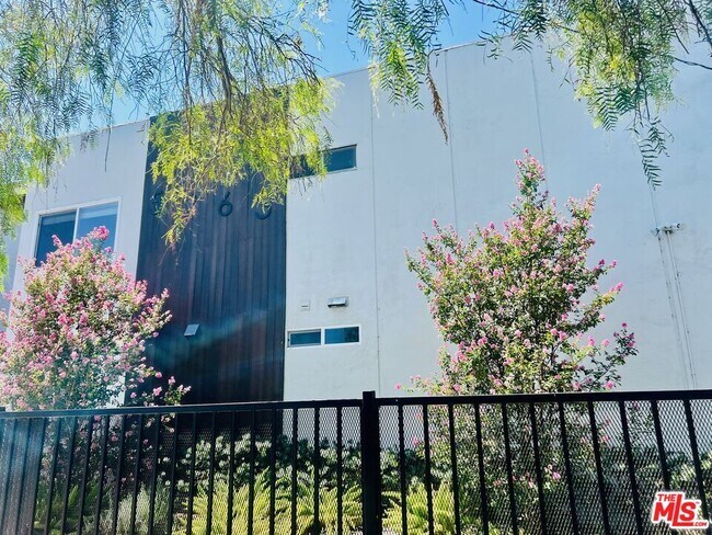 Foto del edificio - 5263 Riverton Ave