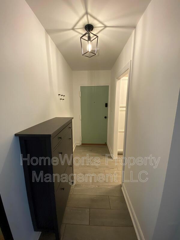 Building Photo - 10547 Twin Rivers Rd