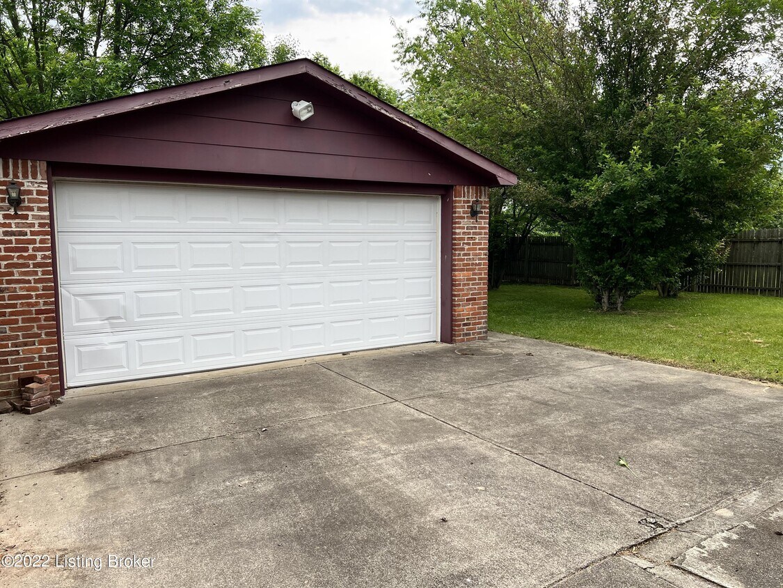 Foto del edificio - 5807 Larkgrove Dr