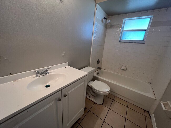Building Photo - Remodeled Corner Lot Duplex