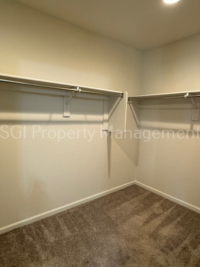 Building Photo - Spacious home ready for your move in