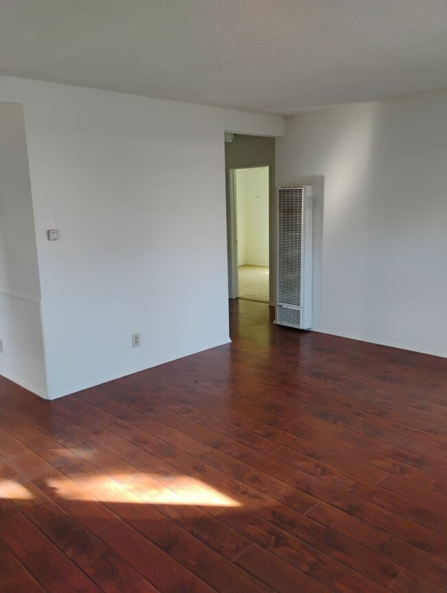 Building Photo - 18924-18934 Gault Street