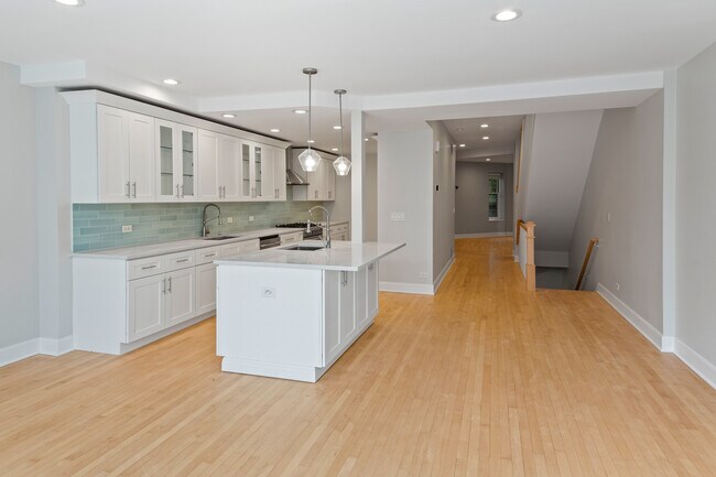 Foto del edificio - 1446 W Diversey Pky