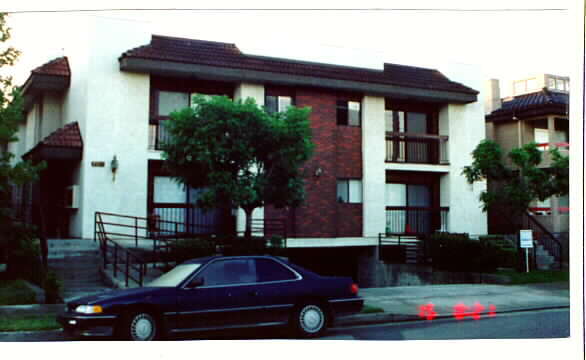 Building Photo - 704 E Maple Ave