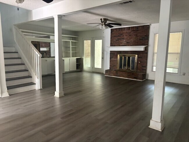 Foto del edificio - 352 Brookwood Lake Pl