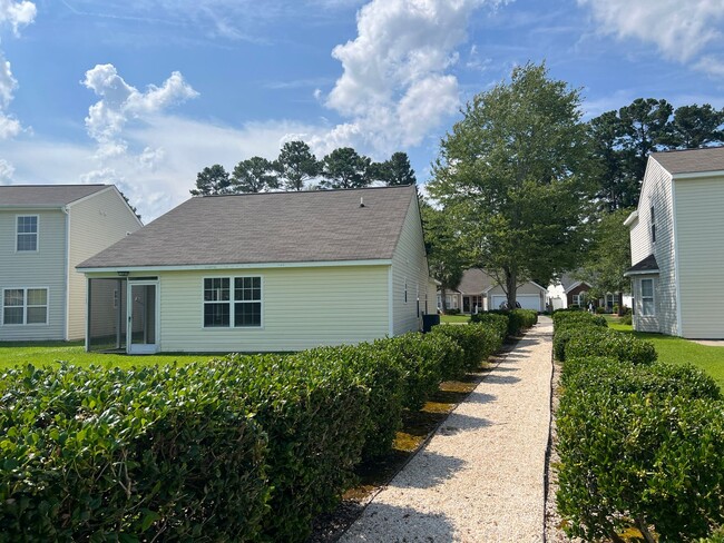Building Photo - Now Pet Friendly! 3 Bedroom, 2 Bath Home, ...