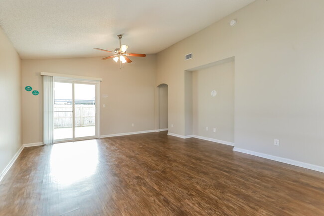 Building Photo - 3233 Chantilly Ct