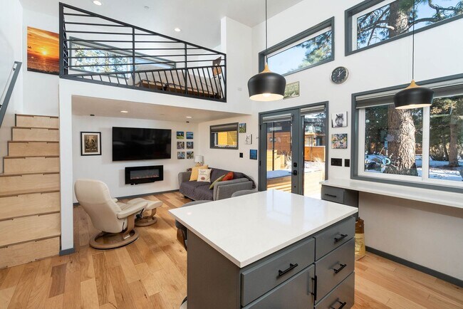 Foto del edificio - Hiatus Hideaway #3 - Close to Old Mill - Short Term - Fully Furnished available 12/1 through 5/31...