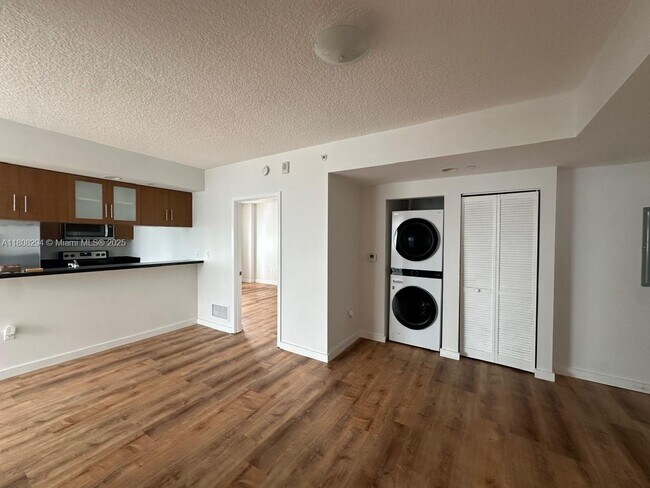 Foto del edificio - 601 NE 23rd St