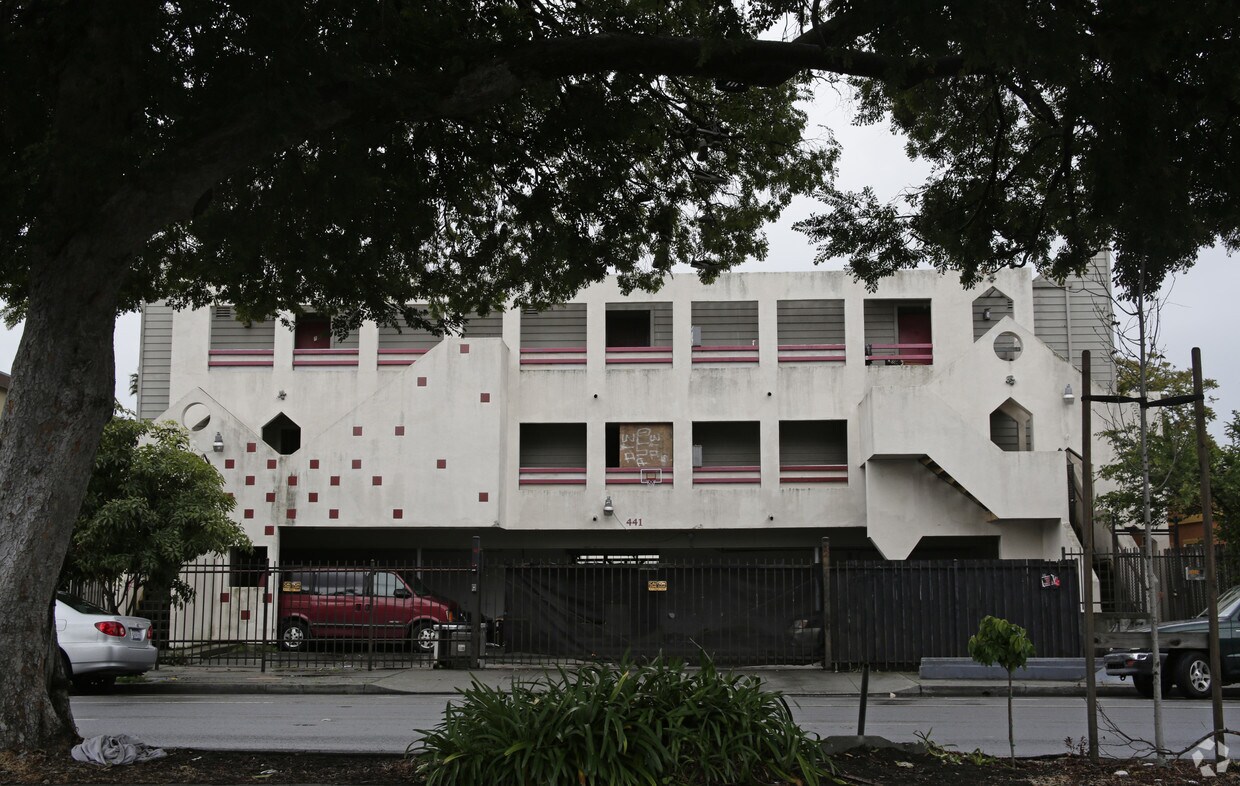 Foto del edificio - 441 W MacArthur Blvd