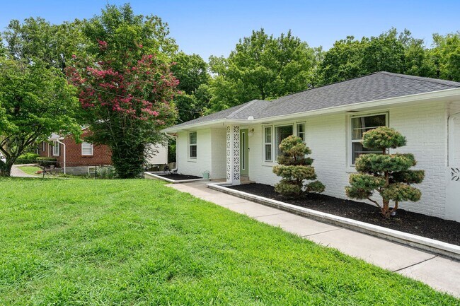 Building Photo - Beautiful 4 bed home with a huge fenced in yard close to dining, entertainment and interstate access