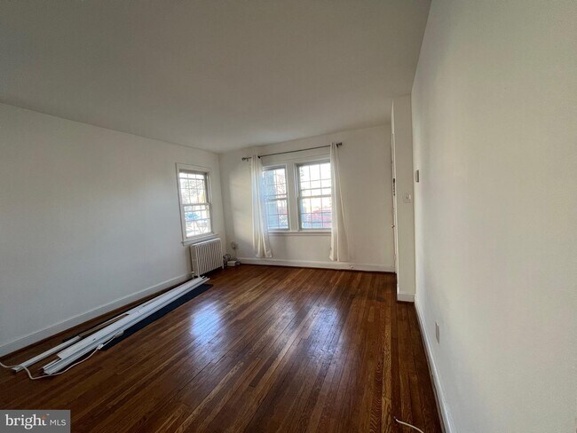 Building Photo - 118 N Brookside Dr