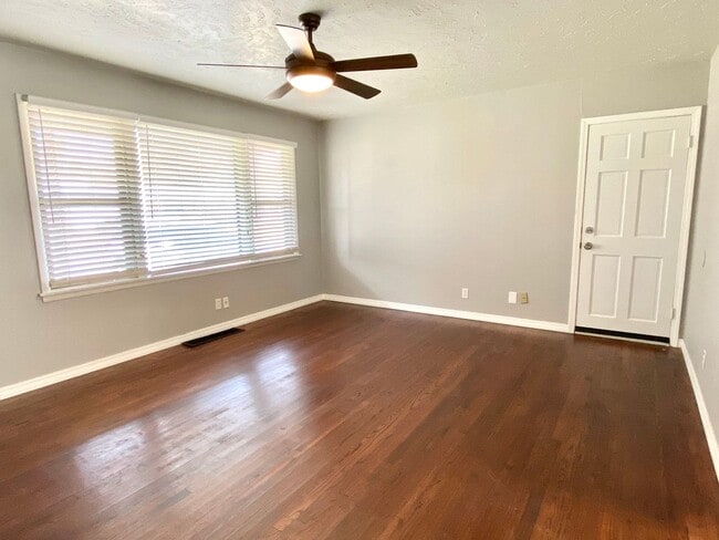 Photo - 3 Bed 1 bath with Huge Backyard!! House