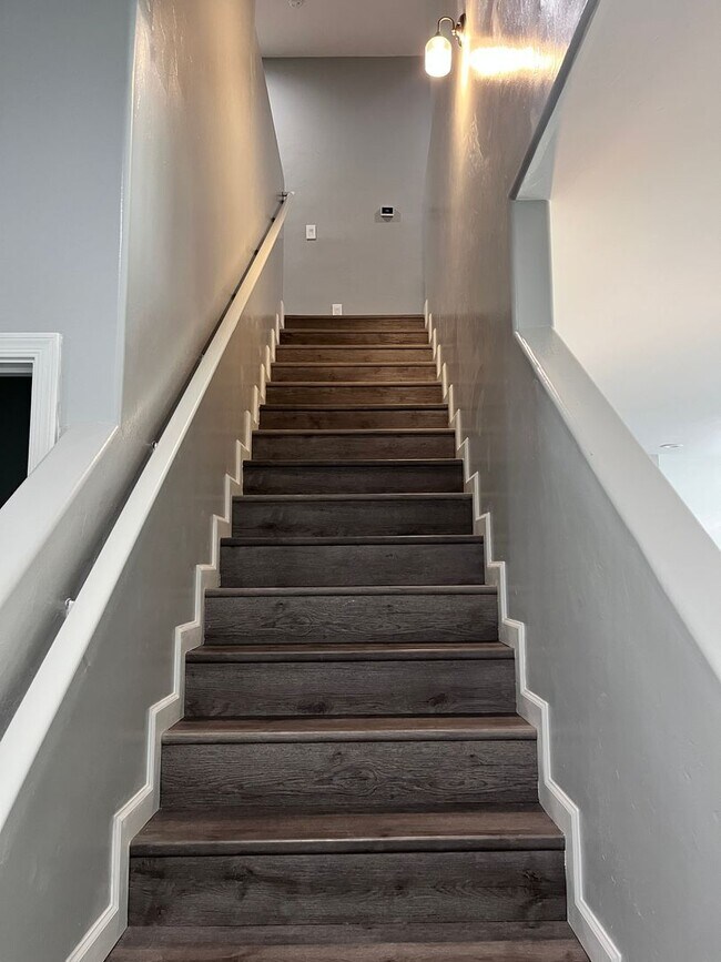 Foto del edificio - Central- FURNISHED 4 bedroom/ 3 bathroom h...