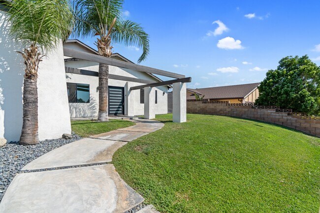 Building Photo - 13940 Bermax Ave
