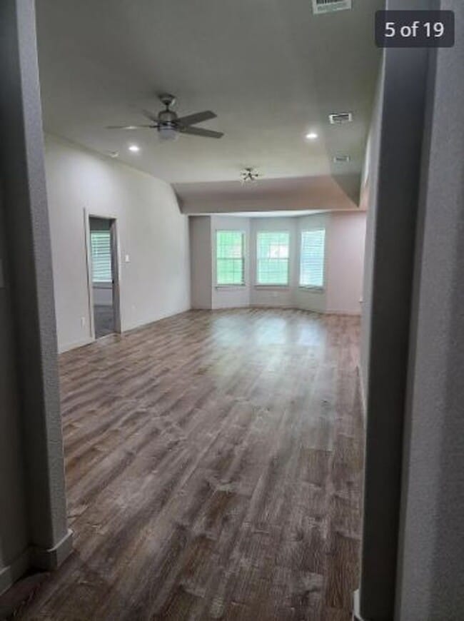 Foto del edificio - 4740 Fellows Ln