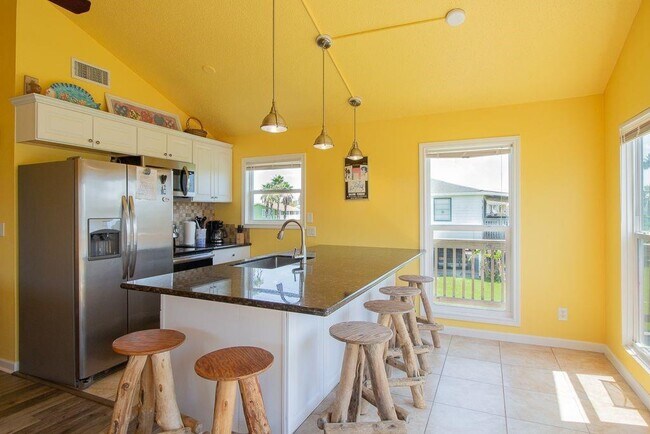 Foto del edificio - 16619 Captain Kidd Rd