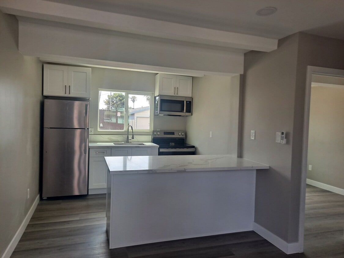 Primary Photo - Spacious Studio with Assigned Parking Near...
