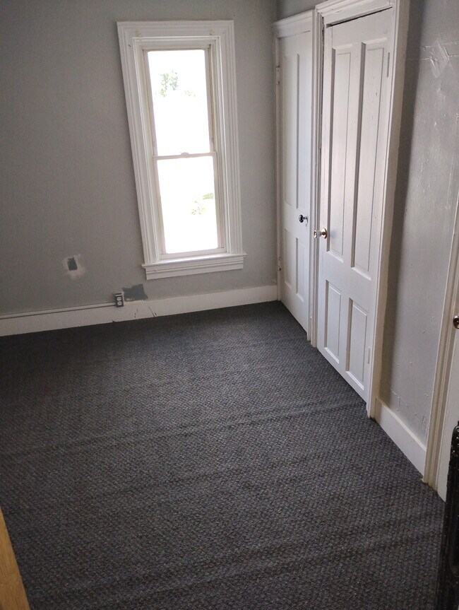 Dormitorio - 308 S 8th St