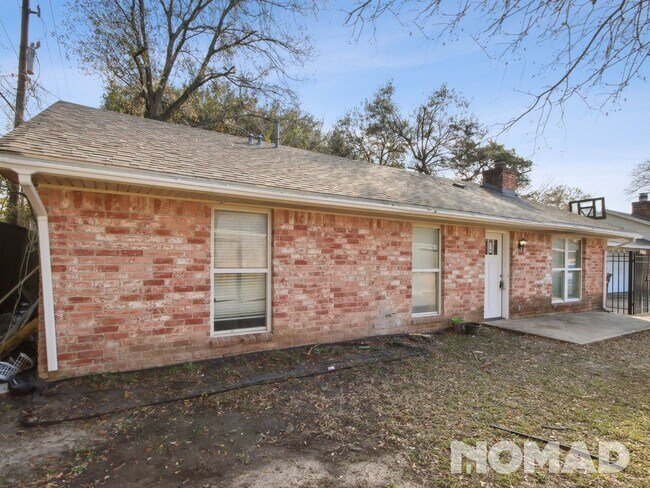 Building Photo - 4 Bedroom Townhome in Houston
