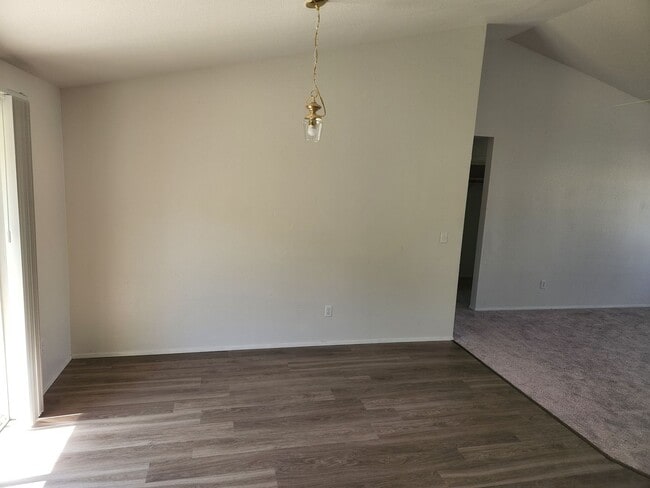 Building Photo - e1256
