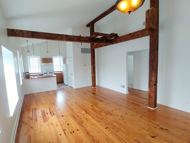 Building Photo - 16 E Springer St
