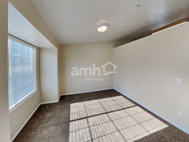 Building Photo - 747 N 600 W