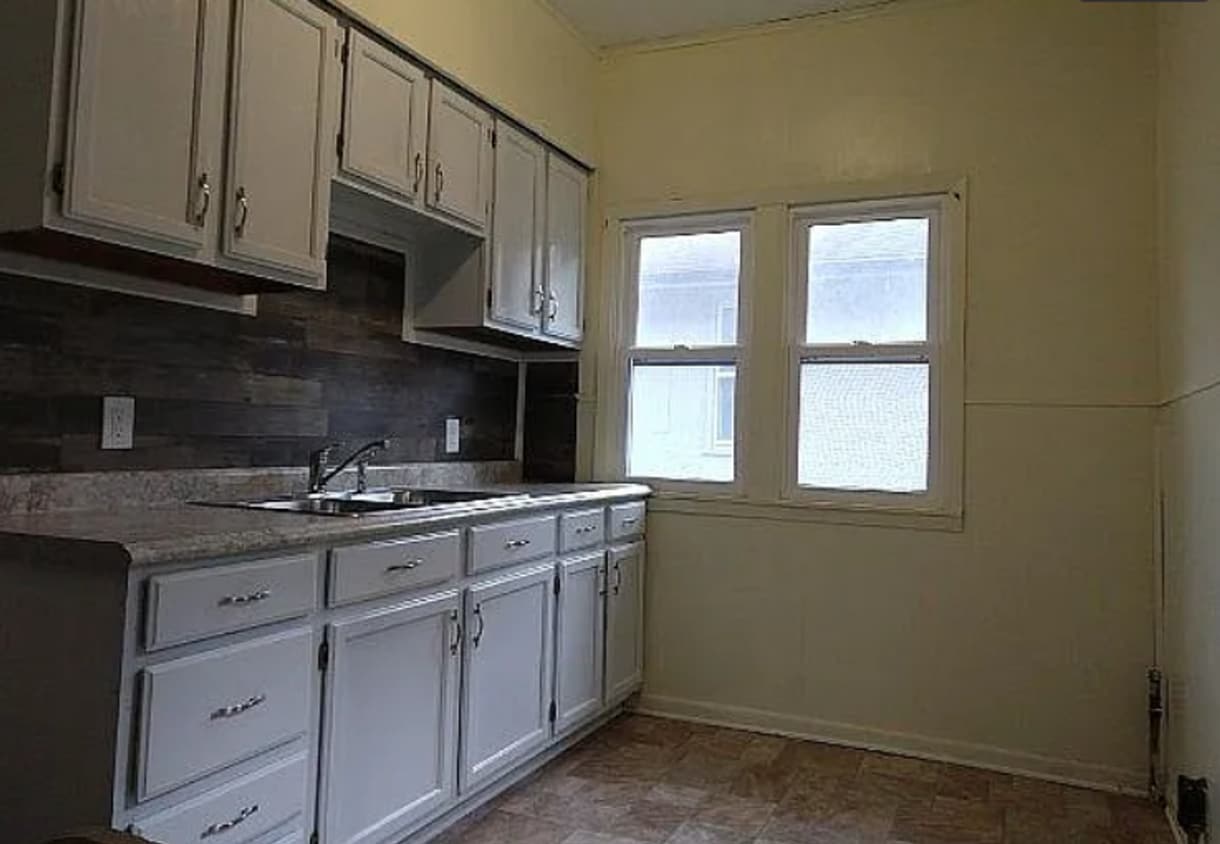 Building Photo - 2 Bedroom Home with hard surface flooring!