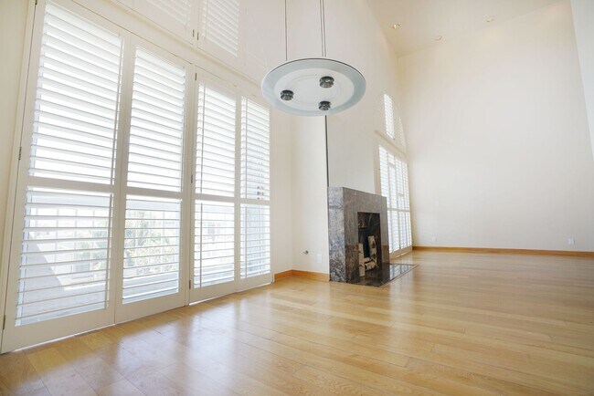 Foto del edificio - Sunlight Galore 2 Bed / 3Bath + Loft + Sun...