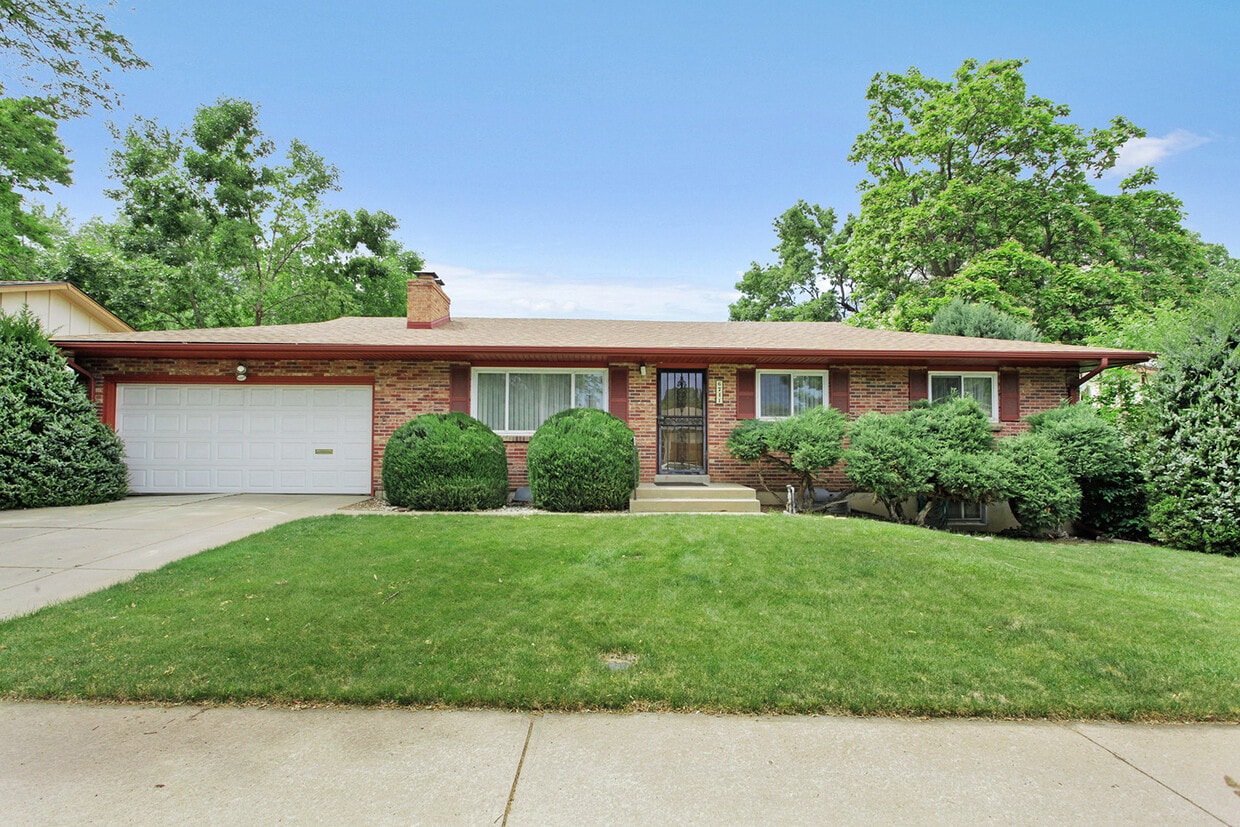 Foto principal - 6741 E La Salle Pl