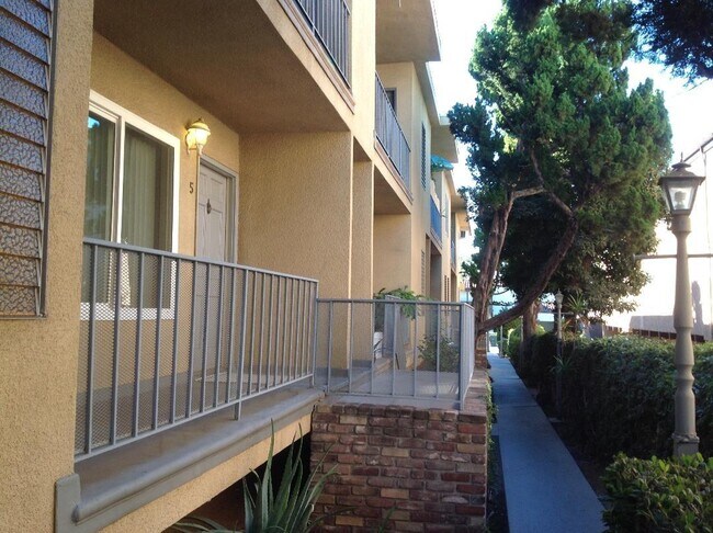 Building Photo - 703 E California Blvd