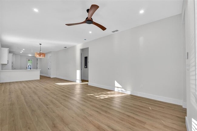 Building Photo - 1515 E Knollwood St