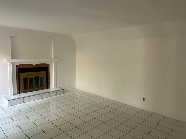 Building Photo - 3502 Gardens E Dr