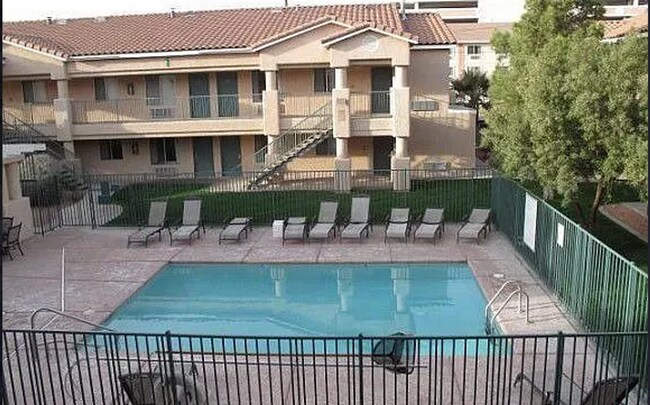 Foto del edificio - --Furnished Smokey Lane, Upper Level Studio--