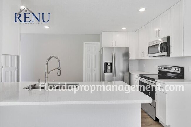Building Photo - 615 Deauville Court