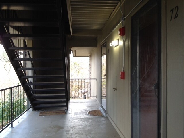 Building Photo - One Level, one bedroom condo, Water includ...