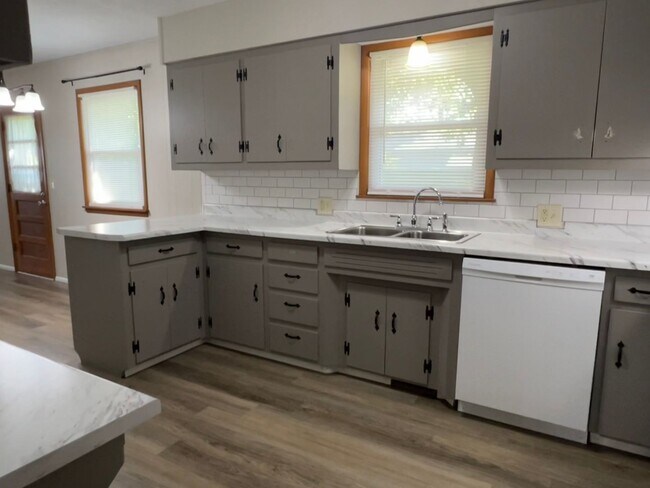 Building Photo - Well-Maintained 3 Bed / 2 Bath near Mercy Hospital