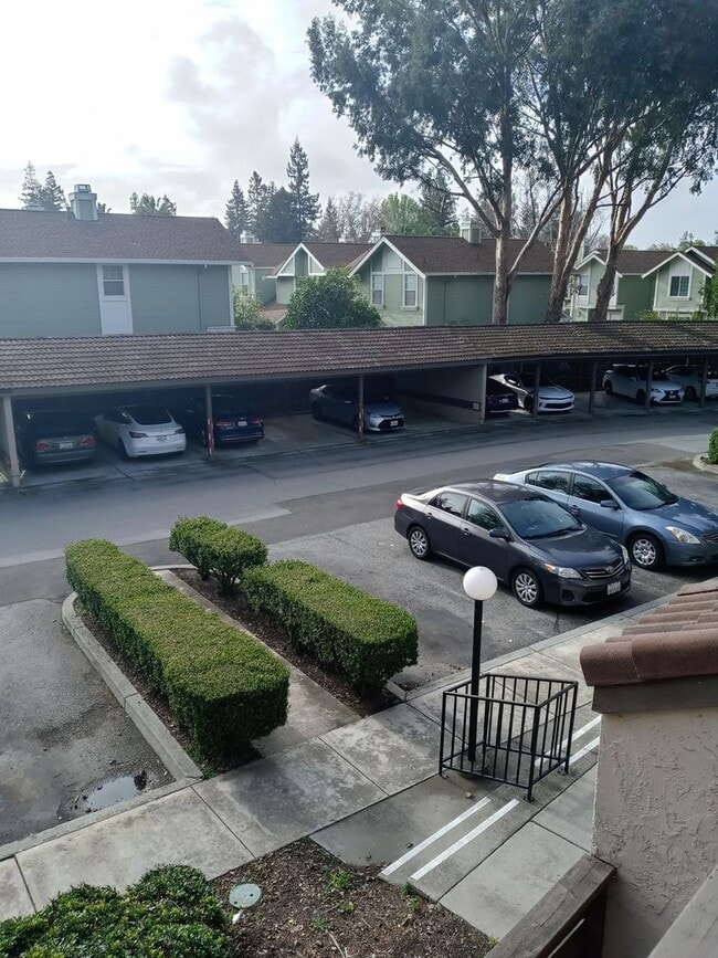 Building Photo - Spacious First Floor 2bd Condo With Laundr...