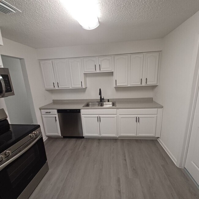 Building Photo - Remodeled Cozy 4 BR 2 BA Home