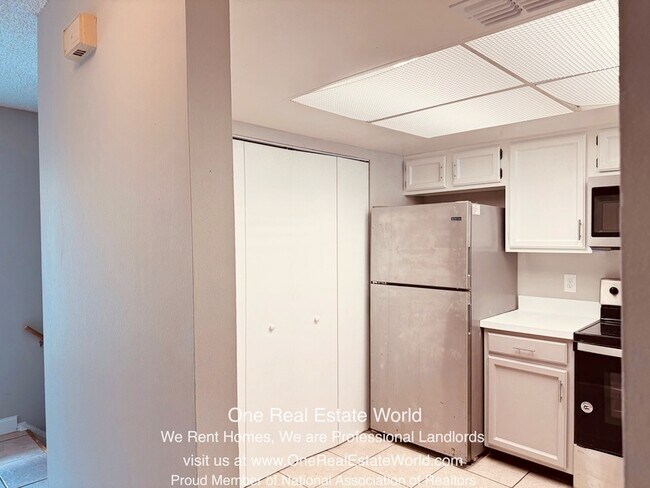 Foto del edificio - 4370 White Pine Ave