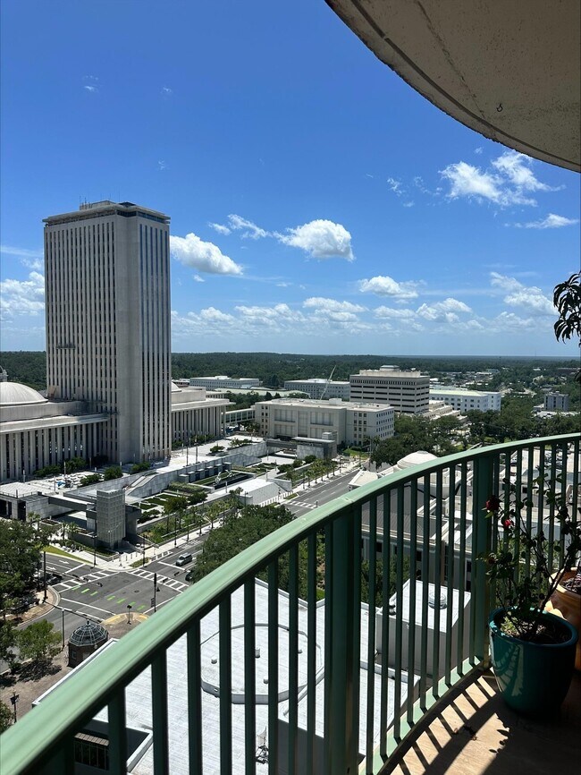 Foto del edificio - 300 S Duval St