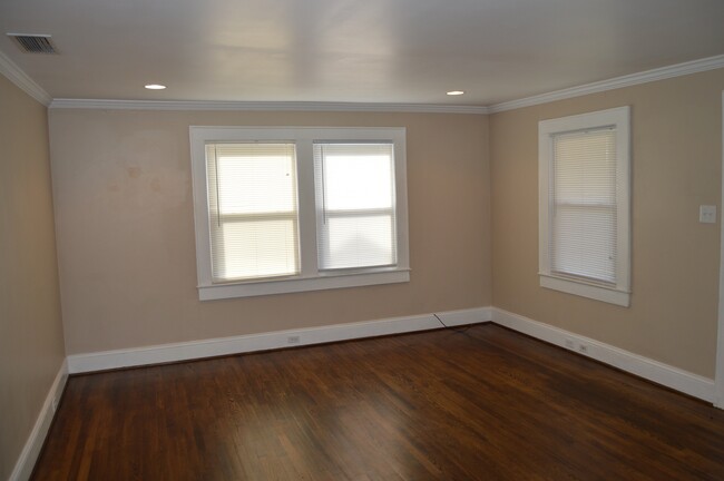 Building Photo - 313 W Bingham St