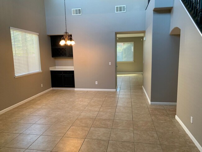 Building Photo - Beautful 4 Bedroom, 2.5 Bath Deer Ridge Ho...