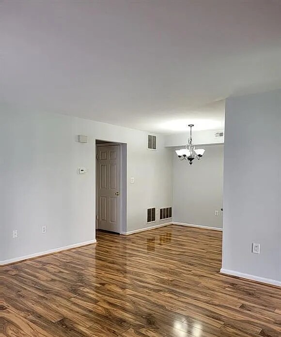 Foto del edificio - 1302 Commons at Kingswood Dr